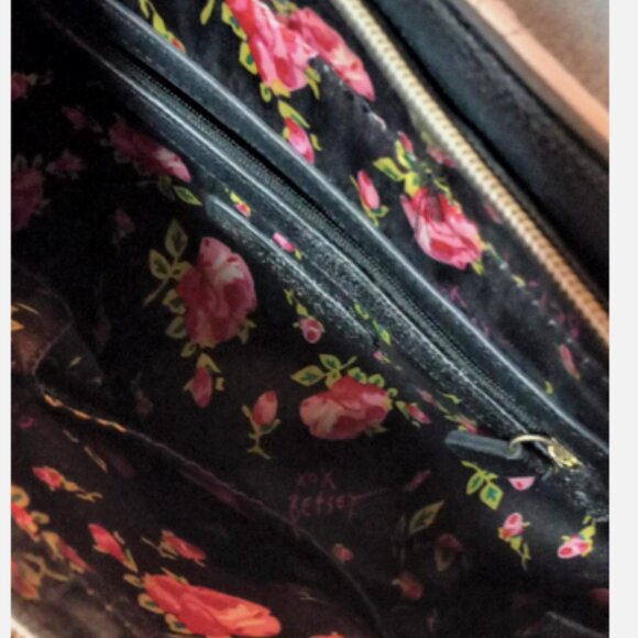 Betsey Johnson Be Mine Cream & Black Leather Satchel Bag Purse Heart Charm - Picture 4 of 5